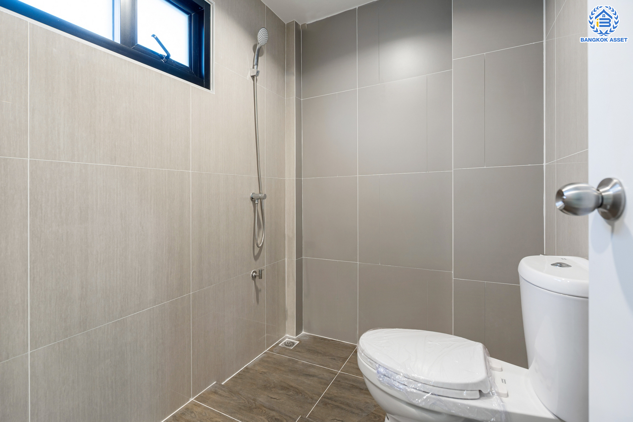 บ้านมือสองตกแต่งใหม่ ม.บ้านสาวิตรี พุทธมณฑลสาย3 หลังมุม เนื้อที่ 56.2 ตร.ว. ฟังก์ชัน 3 ห้องนอน 3 ห้องน้ำ จอดรถได้ 2 คัน บนทำเลใกล้ทางคู่ขนานลอยฟ้าบรมราชชนนี ม.มหิดล เซ็นทรัลศาลายา และรายล้อมด้วยสิ่งอำนวยความสะดวกครบ!